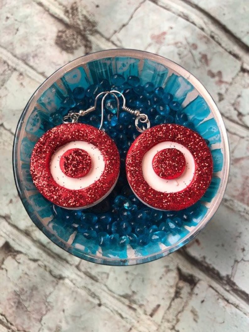 Resin earrings target new arrivals
