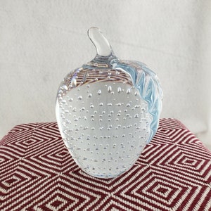 Vintage Gibson 1998 Clear Seeded Controlled Bubble Apple Art Glass Paperweight