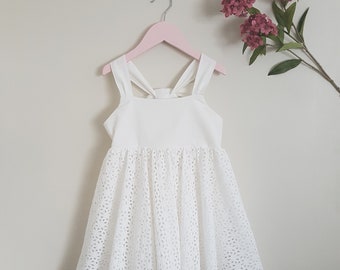 Robe de soirée ivoire pour petite fille, robe à oeillets en coton, robe de mariée bohème pour bébé, robe pour fille avec noeud, robe pour fille d'anniversaire, demoiselle d'honneur junior