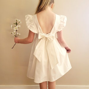 Robes de petite fille pêche, robe de mariée bébé boho, robe de fille de fleur, robe avec noeud, robe de bébé blanche, premier anniversaire, robe classique image 3