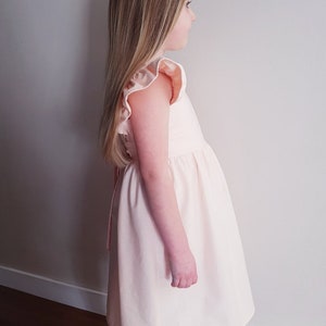 Robes de petite fille pêche, robe de mariée bébé boho, robe de fille de fleur, robe avec noeud, robe de bébé blanche, premier anniversaire, robe classique image 2