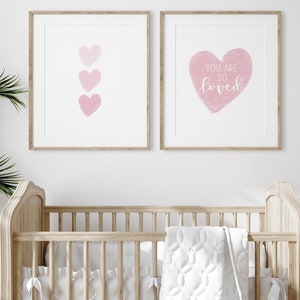 「You Are So Loved」ハートプリントウォールアート2枚セット、ピンクのハートウォールアート、女の子の部屋の装飾、ハート型の保育園の装飾、プレイルームのデジタルダウンロード