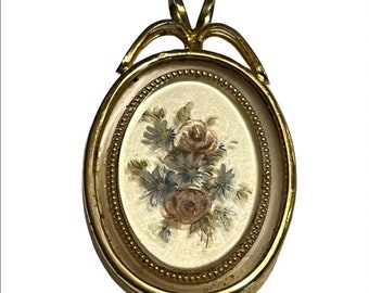 Vintage 70s Mother of Pearl Floral Cameo Pendant/ Vintage Costume Jewelry / 70s pendant