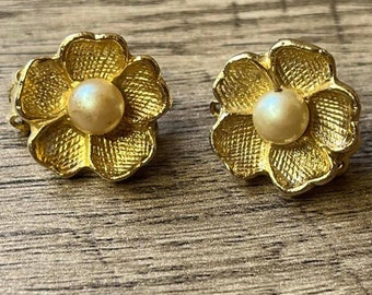 Vintage 50s gold tone  pearl embellished floral earrings