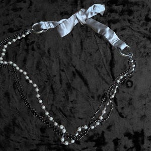 Vintage Y2K-elegantie: parel, tinnen kraal en satijnen riem