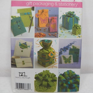 Padrão UNCUT Simplicity 4800 para embalagens de presentes e artigos de papelaria, sacolas de presentes, caixas de presente, caixas de tecido, pasta de cartão de borboleta - cartão - envelope
