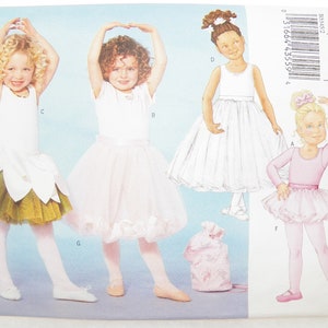 Könnte beinhalten: Ein Schnittmuster für ein Ballerina-Kostüm für Mädchen. Das Schnittmuster enthält drei verschiedene Tutustile: einen weißen Tutu mit einer grün-gelben Blume, einen rosa Tutu mit einer weißen Spitzenborte und einen weißen Tutu mit einem weißen Satinband. Das Schnittmuster enthält auch einen rosa Body mit langen Ärmeln.