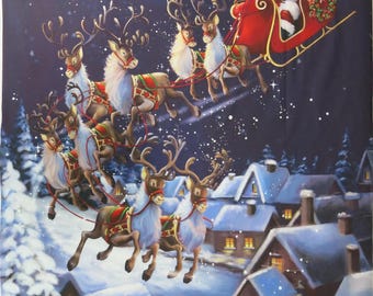 Panneau de tissu en coton David Textiles « Le Père Noël arrive » 91,4 cm x 111,8 cm avec le Père Noël, son traîneau et ses rennes volant sous la lune et la neige.