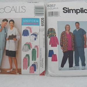 Puede incluir: Dos patrones de costura para uniformes médicos. Uno es McCall's 9359, con ilustraciones de batas y batas de laboratorio. El otro es Simplicity 8357, con imágenes de varios estilos de batas. Ambos incluyen información de tallas.