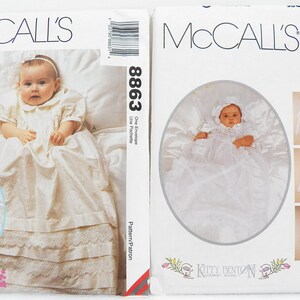 Könnte beinhalten: Ein Schnittmuster für ein Baby-Taufkleid. Das Schnittmuster ist von McCall's und heißt "Kitty Benton's Country Sewing". Die Schnittmuster-Nummer ist 8863. Das Schnittmuster enthält Anleitungen für die Herstellung eines Kleides, einer Haube und eines passenden Outfits.
