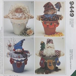 Könnte beinhalten: Ein Schnittmuster für dekorative Topfpuppen. Das Bild zeigt vier verschiedene Puppenentwürfe: einen Engel, eine Vogelscheuche, einen Schneemann und den Weihnachtsmann. Jede Puppe befindet sich in einem dekorativen Topf. Das Muster ist mit 9449 gekennzeichnet.