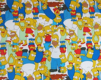 Peut inclure: Motif répétitif représentant la famille Simpson. Les personnages, Homer, Marge, Bart, Lisa et Maggie, sont représentés dans diverses poses. Le design utilise les tons de peau jaunes caractéristiques des personnages sur fond blanc.