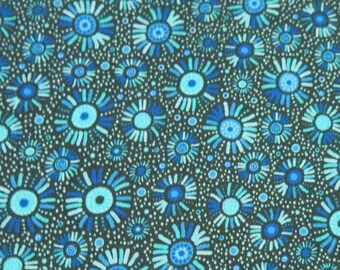 Tela de algodón Oasis "Pannotia" - Pequeños crisantemos florales estilizados en una variedad de tonos turquesa y azul.