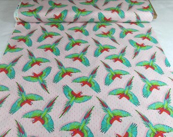 Tela de algodón Tula Pink "Daydreamer" Macaw Ya Later, tela Free Spirit para acolchado, costura, cortinas y manualidades. Artículo n.° PWTP170. Dragonfruit