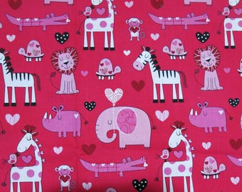 Animaux de safari pour bébés par Brother Sister Design Studio, lion, éléphant, girafe, tortue, singe, zèbre, alligator, rose et rouge avec des cœurs