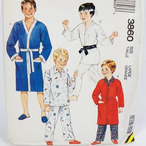 Puede incluir: Un patrón de costura vintage con ilustraciones de ropa infantil. Los diseños incluyen una bata azul con ribete blanco, un uniforme de karate con cinturón negro, pijamas y una bata roja. El patrón está etiquetado como "3860" y "GRANDE".