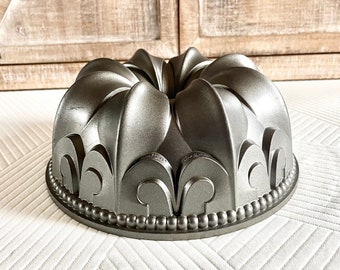 Fleur De Lis Bundt Pan Nordic Ware. Ornate pan for cake baking and molding desserts. Non stick 10 cup cake mold. Peacock mold.Lightly used