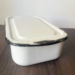 Vintage White Enamelware Refrigerator Pan with Lid – Black Trim Rustic Kitchen Storage  15” Rectangular Bin – Farmhouse Kitchen Container