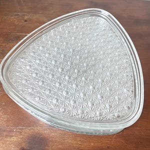 Set of 6 triangle anchor hocking daisy button plates. Vintage glass snack, salad, appetizer, hors d&#39;oeuvre, party plates. MCM Indiana glass