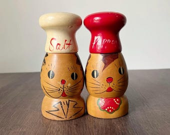 Vintage Rustic Wooden Cat Salt and Pepper Shakers – Hand-Painted Japanese Kitchen Decor – Mid Century Whimsical Cat Collectible