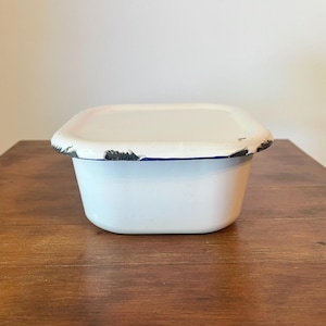 Vintage White Enamelware Refrigerator Dish with Lid – Square Enamel Bin with Cobalt Blue Trim – Rustic Farmhouse Kitchen Storage – 6.5” x 3”