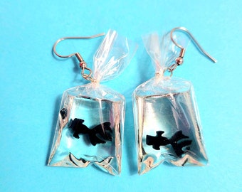 Pendientes de pez dorado negro en una bolsa, pendientes kitsch, pendientes de pez, joyería de pez, pendientes hechos a mano, joyería hecha a mano, Bratz alienígena