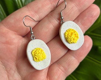 Glittery deviled Egg-oorbellen Kitscherige oorbellen kawaii oorbellen voedsel oorbellen grappige oorbellen rare oorbellen funky oorbellen leuke oorbellen