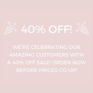 Op de afbeelding: Een roze achtergrond met witte tekst die "40% OFF!" en "WE'RE CELEBRATING OUR AMAZING CUSTOMERS WITH A 40% OFF SALE! ORDER NOW BEFORE PRICES GO UP!" luidt. Er zijn twee witte partypoppers met sterren aan de linker- en rechterkant van de tekst.