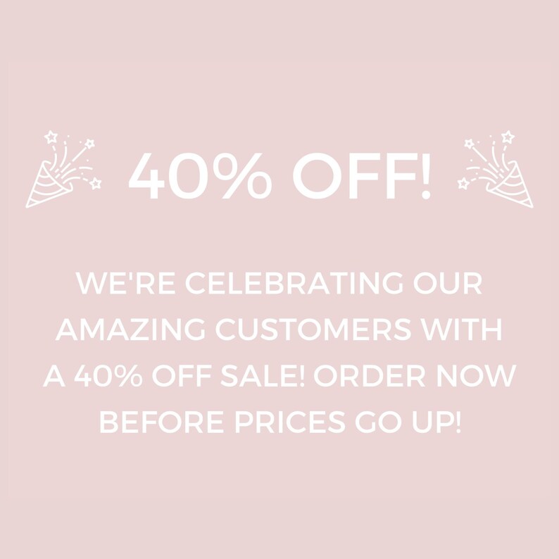 Op de afbeelding: Een roze achtergrond met witte tekst die "40% OFF!" en "WE'RE CELEBRATING OUR AMAZING CUSTOMERS WITH A 40% OFF SALE! ORDER NOW BEFORE PRICES GO UP!" luidt. Er zijn twee witte partypoppers met sterren aan de linker- en rechterkant van de tekst.