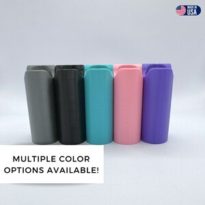 Op de afbeelding: Vijf verschillende gekleurde plastic flessenstoppers. De kleuren zijn grijs, zwart, turquoise, roze en paars.  MULTIPLE COLOR OPTIONS AVAILABLE!  Made in USA.