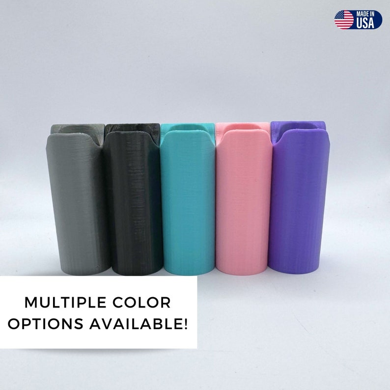 Op de afbeelding: Vijf verschillende gekleurde plastic flessenstoppers. De kleuren zijn grijs, zwart, turquoise, roze en paars.  MULTIPLE COLOR OPTIONS AVAILABLE!  Made in USA.