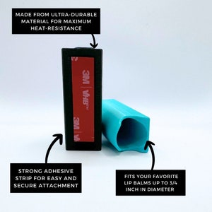 Op de afbeelding: Een zwarte lippenbalsemhouder met een sterke kleefstrip voor eenvoudige bevestiging. De houder is gemaakt van duurzaam materiaal en past voor lippenbalsem met een diameter tot 3/4 inch. De houder wordt getoond met een 3M VHB&trade; kleefstrip.
