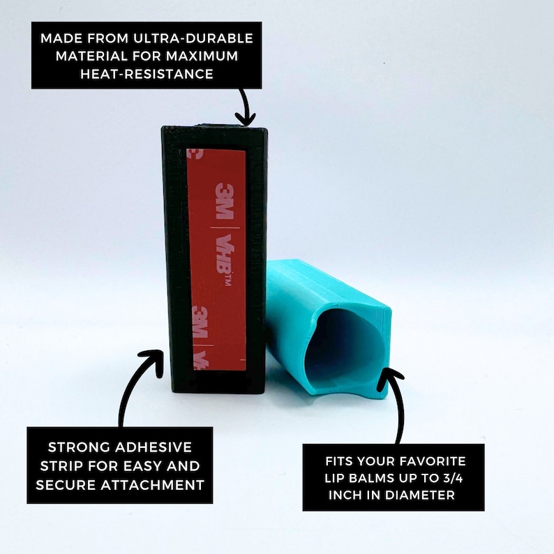 Op de afbeelding: Een zwarte lippenbalsemhouder met een sterke kleefstrip voor eenvoudige bevestiging. De houder is gemaakt van duurzaam materiaal en past voor lippenbalsem met een diameter tot 3/4 inch. De houder wordt getoond met een 3M VHB&trade; kleefstrip.