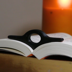 Thumb Page Holder for Book Holder For Reading - Book Holder Thumb Gift for Book Lover - Page Holder Book Reading Accessories - Bookworm Gift