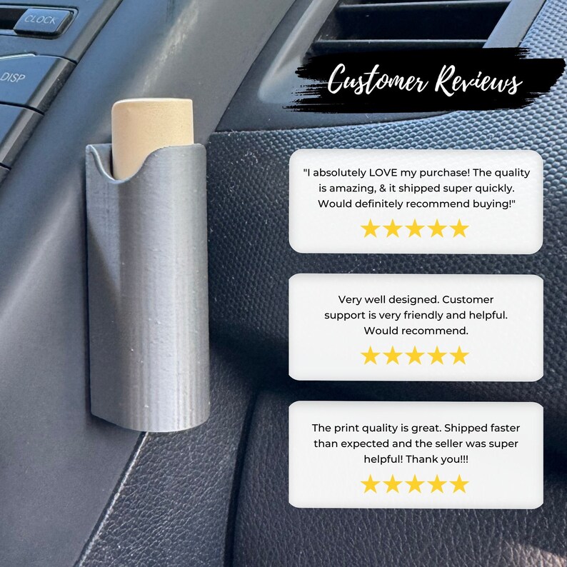 Op de afbeelding: Een 3D-geprinte autotelefoonhouder met een beige telefoonhoesje erin. De houder is bevestigd aan het dashboard van een auto. De afbeelding bevat klantbeoordelingen met vijfsterrenbeoordelingen.