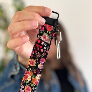 Porte-clés en tissu, sangle lanière poignet, noir rose orange motifs fleurs sauvages, cadeau original unisexe, accessoire clés voiture