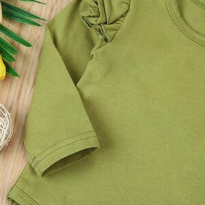 Op de afbeelding: Een lang mouw, groen shirt met een gerimpelde halslijn en lange mouwen. Het shirt is gemaakt van een zachte, comfortabele stof.
