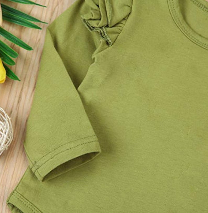 Op de afbeelding: Een lang mouw, groen shirt met een gerimpelde halslijn en lange mouwen. Het shirt is gemaakt van een zachte, comfortabele stof.