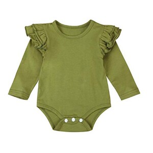 Op de afbeelding: Een baby romper met lange mouwen in een gedempte groene kleur met geruite mouwen en een drukknoopsluiting aan de onderkant.