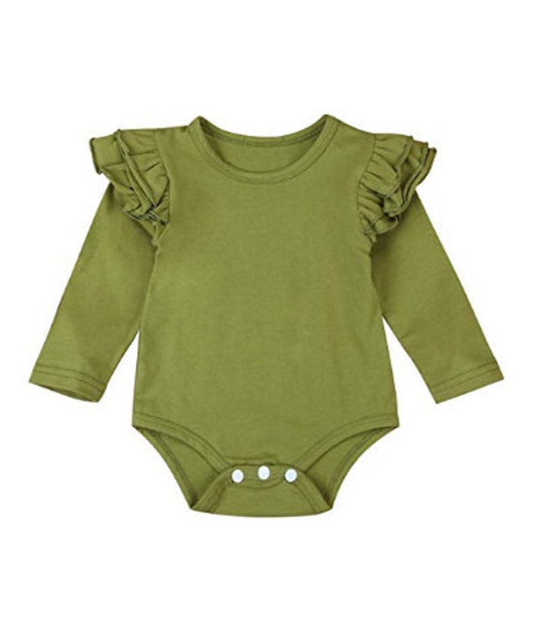Op de afbeelding: Een baby romper met lange mouwen in een gedempte groene kleur met geruite mouwen en een drukknoopsluiting aan de onderkant.