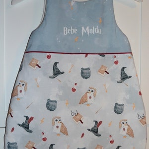 Gigoteuse en coton Modèle Ecole de sorciers coloris blanc, turbulette, nid d'ange, sommeil bébé, cadeau naissance, prénom, personnalisable
