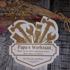 Papas Werkstatt Wenn er es nicht reparieren kann, dann kann es keiner Holzschild Schild weiß Geschenk Vatertag Papa personalisiert Bild 1