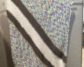 Tejido de punto diagonal multicolor con rayas grises y blancas