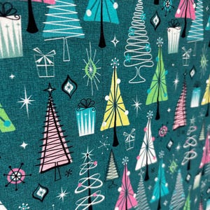 Puede incluir: Tela turquesa con un patr&oacute;n repetido de &aacute;rboles de Navidad estilizados en rosa, amarillo, azul y blanco. Los &aacute;rboles tienen un dise&ntilde;o retro moderno de mediados de siglo con formas geom&eacute;tricas y l&iacute;neas. El fondo es de color turquesa oscuro con estrellas blancas.