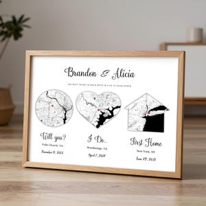 Op de afbeelding: Een ingelijste print met een gepersonaliseerd kaartontwerp. De print bevat de namen "Brandon & Alicia" en drie kaartillustraties: een cirkel, een hart en een huis, elk met een rode stip. Tekst eronder luidt "Will you?", "I Do..." en "First Home".