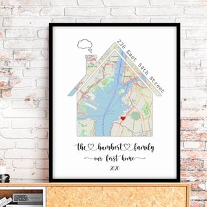 Könnte beinhalten: Eine Schwarzweißkarte von New York City ist zu einem Haus geformt, mit einem roten Herzen, das die Lage der 236 East 54th Street markiert. Der Text "the ♥ humbart ♥ family - our first home - 2020" befindet sich unter dem Haus.
