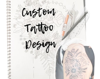 Pode incluir: Um caderno espiral com um esboço de design de tatuagem floral e as palavras "Custom Tattoo Design" em escrita preta. Uma tatuagem na pele é mostrada ao lado do caderno, junto com um compasso e uma régua.