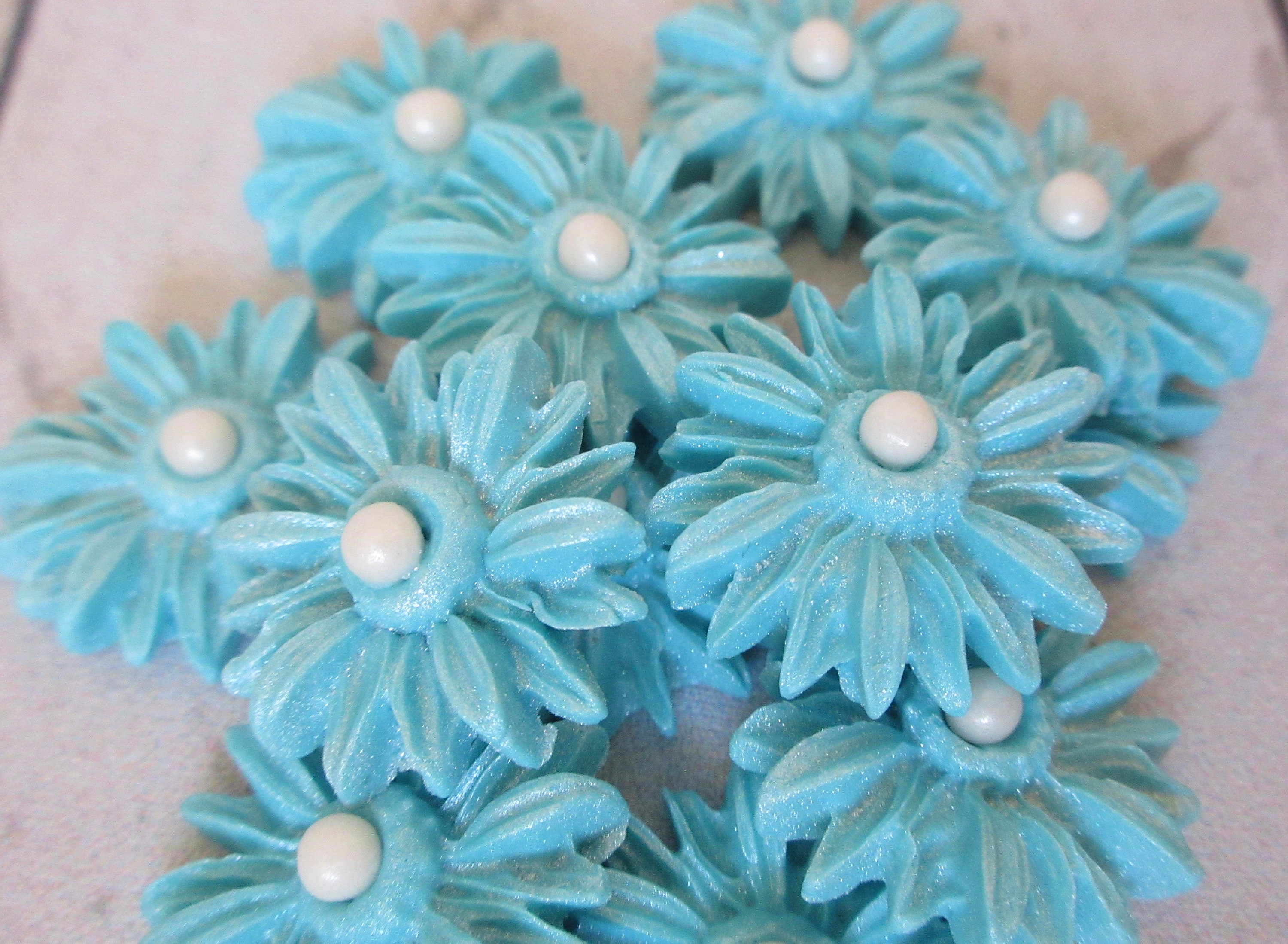 Edible blue daisies. Blue Sugarpaste Daisies. Edible blue Etsy