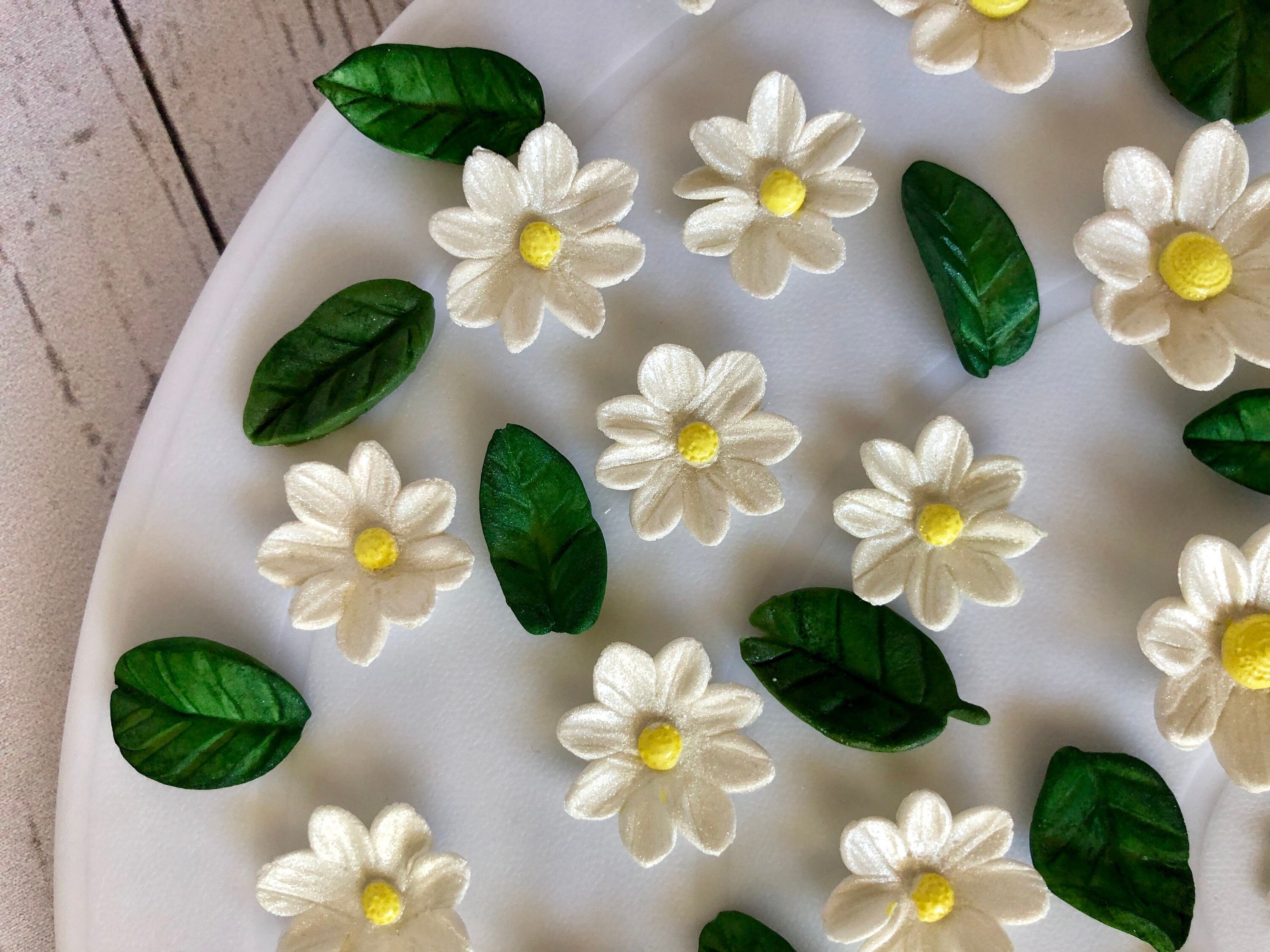 Edible daisies. White Daisies cake decorations.Edible sugar Etsy