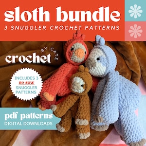 Könnte beinhalten: Drei gehäkelte Faultier-Spielzeuge in Rot-, Braun- und Blautönen werden gezeigt. Das Bild enthält den Text "Sloth Bundle" und "3 Snuggler Crochet Patterns". Die Spielzeuge sind weich und kuschelig, mit detaillierten Gesichtszügen und Kapuzen-Designs. Das Bild enthält auch den Text "PDF Patterns Digital Downloads."
